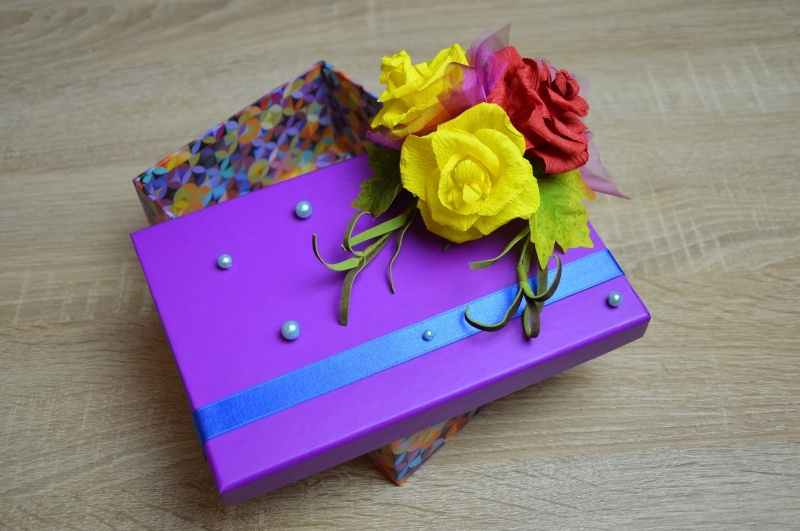 Украшение подарочной коробки цветами из гофрированной бумаги