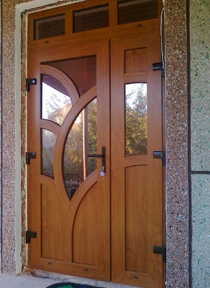 Металлопластиковые двери используются в качестве межкомнатных и входных конструкций