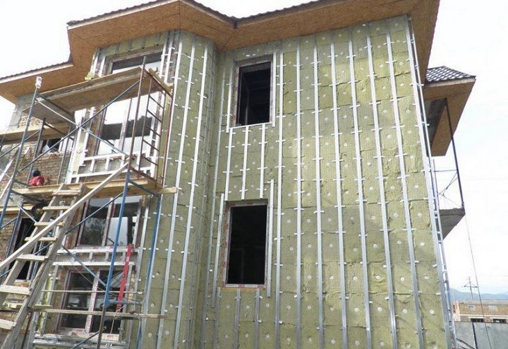 Pro dokončení fasád soklovými panely stačí jedna sekce lešení