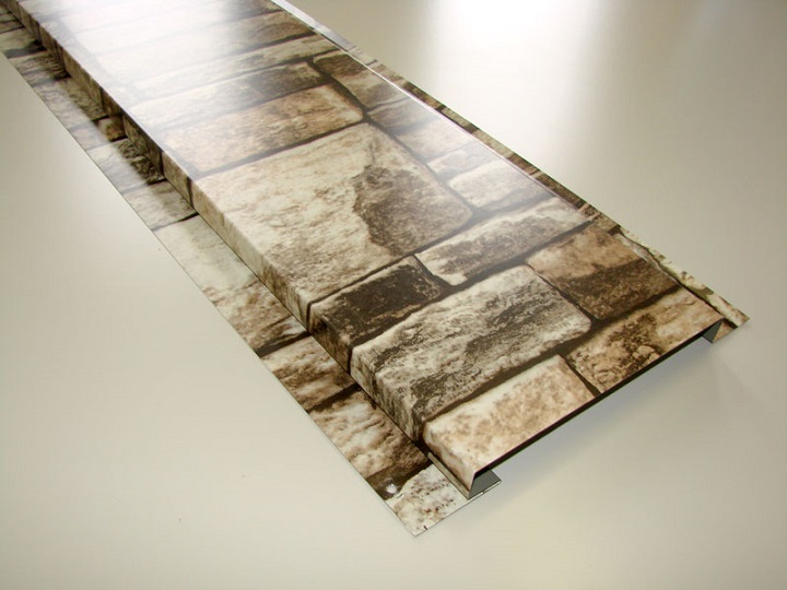 Kovové soklové panely mají často špatnou orientaci vzoru