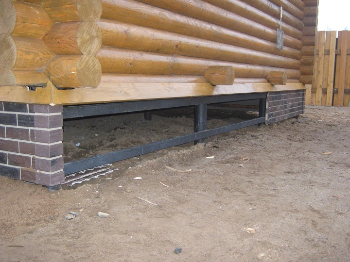 Ekonomické opláštění chaty na vrutových pilotách s podsklepenou vlečkou