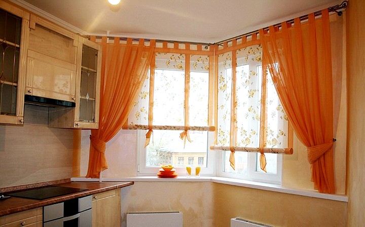 Рулонная штора на кухонном окне