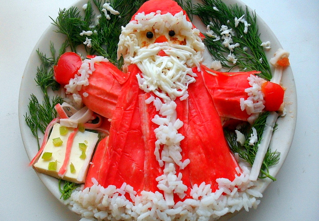 Украшение салата в виде Деда Мороза
