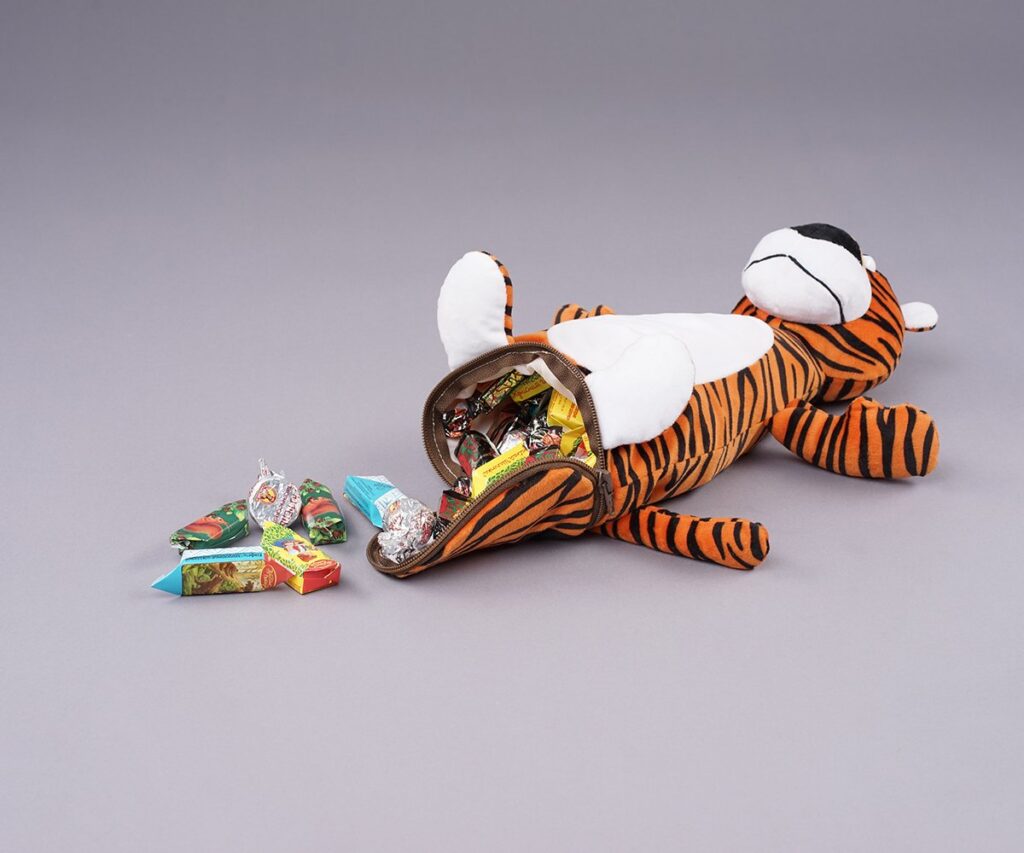 Новогодняя игрушка тигр для конфет или шампанского