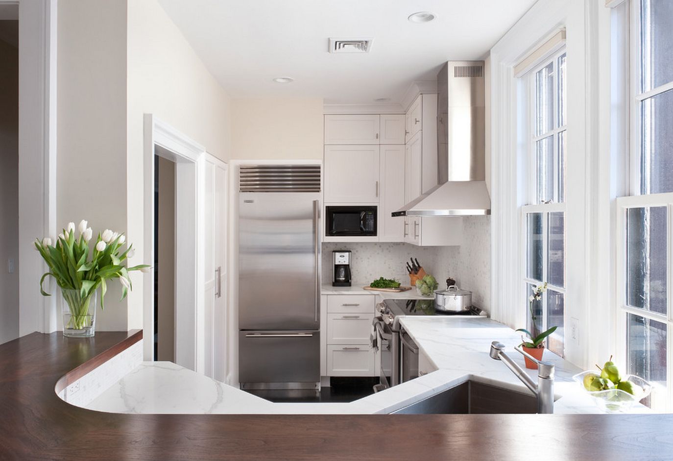 Дизайн кухни малогабаритной квартиры с холодильником фото