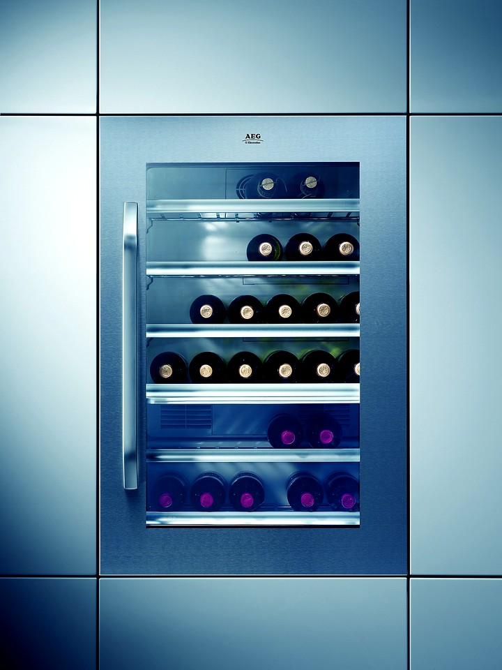 Встроенный-винный-холодильник.