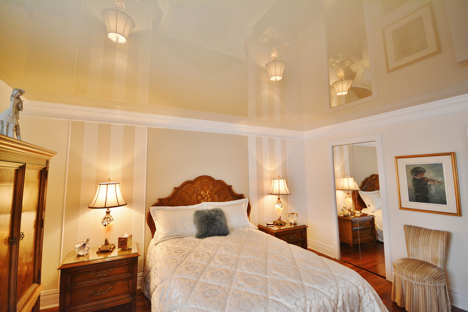 Спокойный пастельного цвета натяжной потолок в спальне