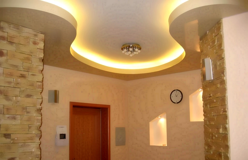 Натяжной потолок с плавными формами из гипсокартона в коридоре