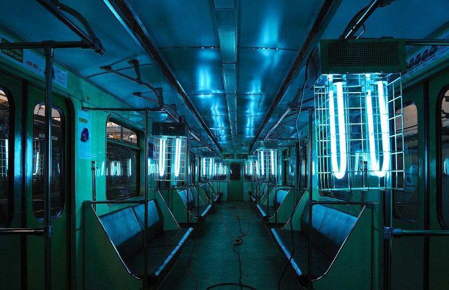 Установка кварцевой лампы в вагоне метро