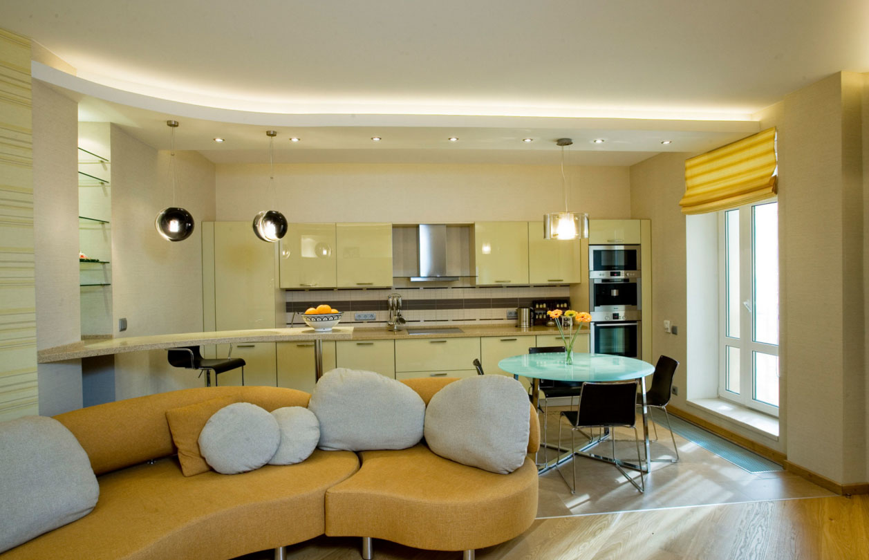 Выделение зоны кухни с помощью натяжного потолка, гипсокартона и освещения