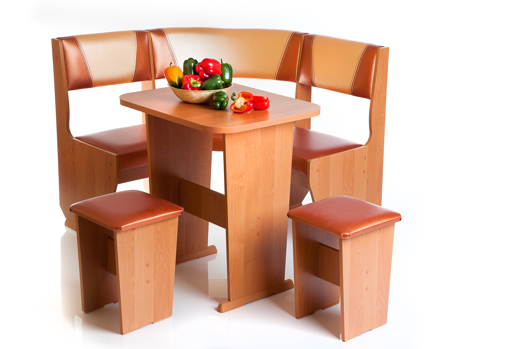 кухонный уголок или стол со стульями в маленькой кухне