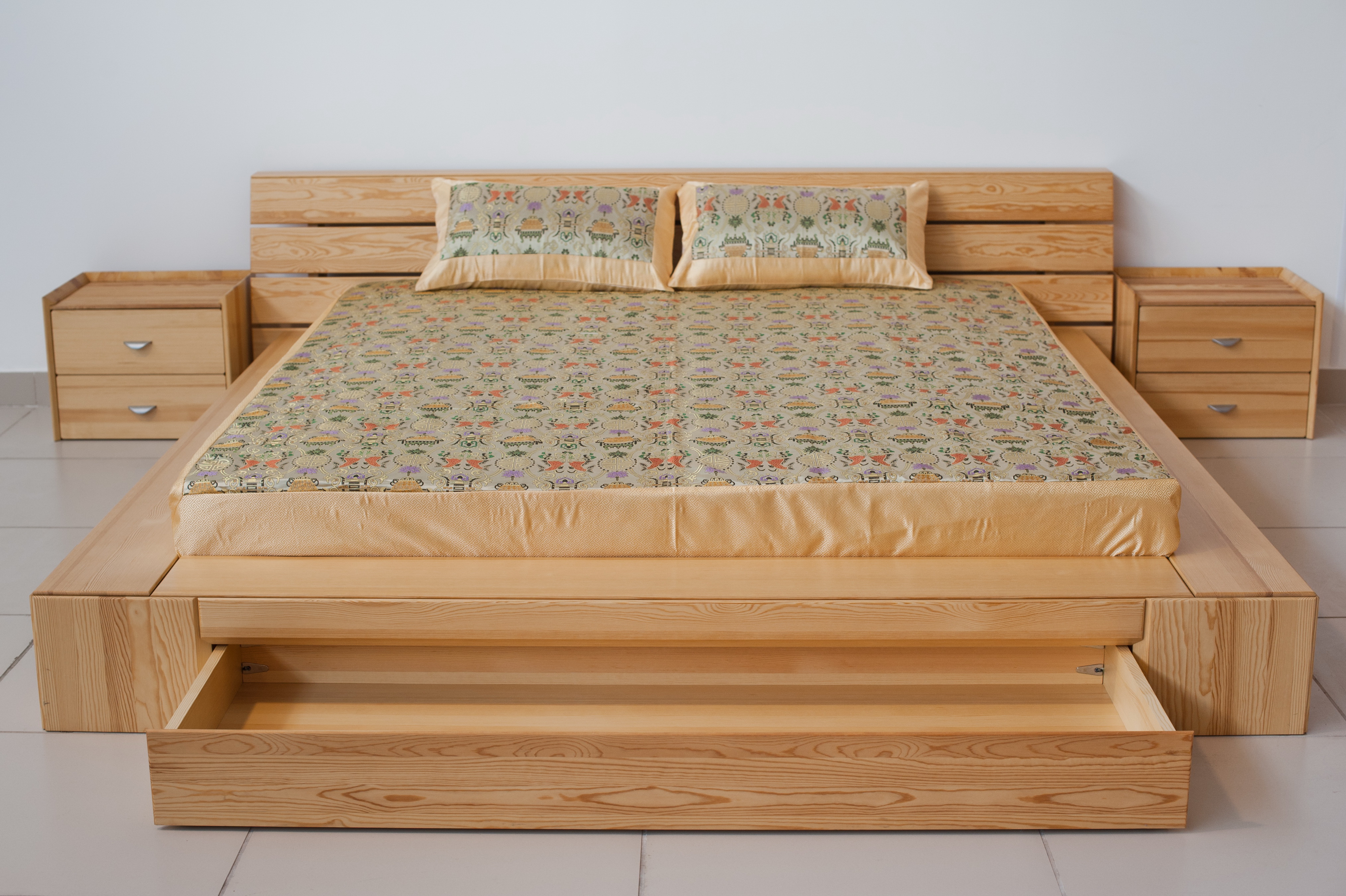 Кровать из мебельного щита