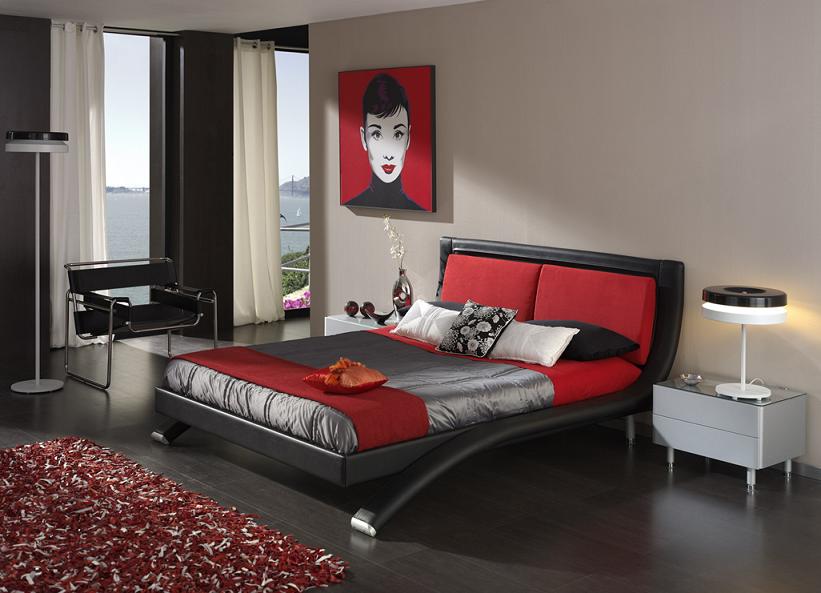 Двуспальная кровать в красном цвете