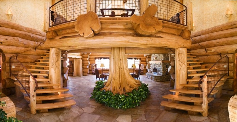 Дизайн дома с растущим деревом в холле