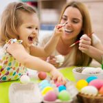 Фото 47: Покраска яиц с детьми