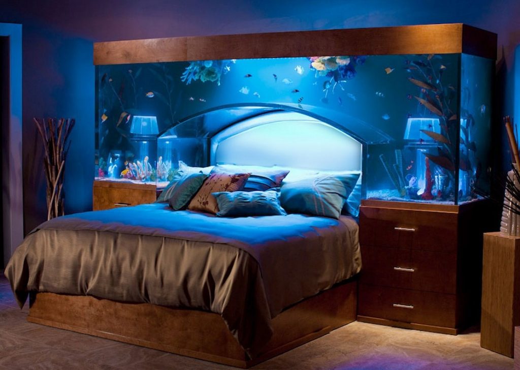 Кровать с аквариумом