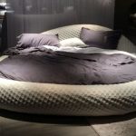 Фото 75: Круглая кровать в форме камня