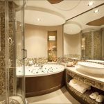 Фото 44: Золотистая мозаика в ванной