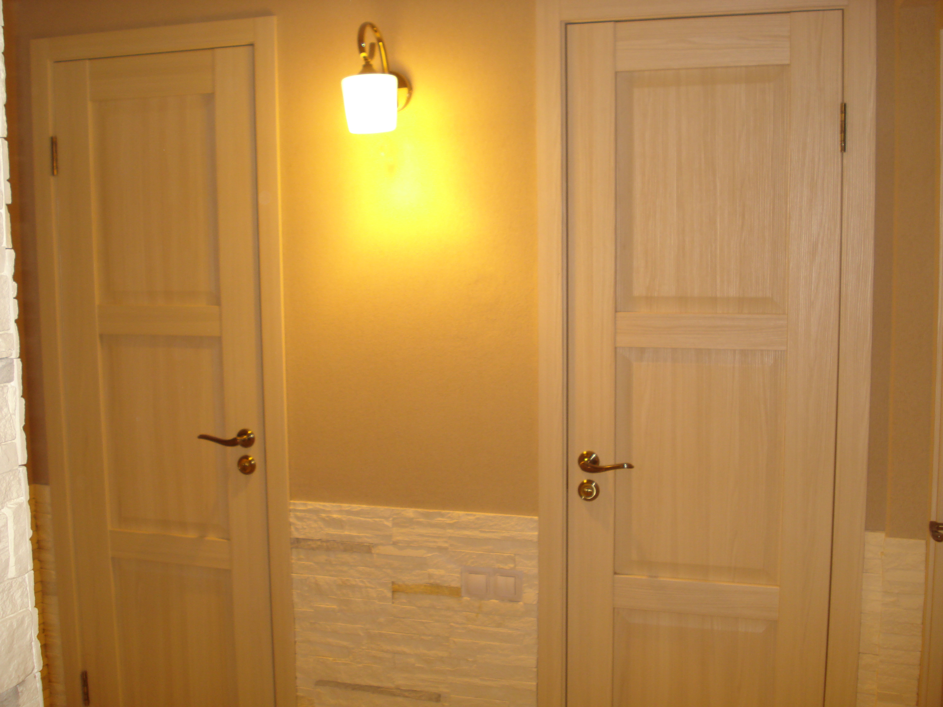 Леруа двери ванная туалет. Деревянная дверь в ванную. Деревянные двери в санузел. Деревянные двери для ванной и туалета. Двери межкомнатные для ванной и туалета.