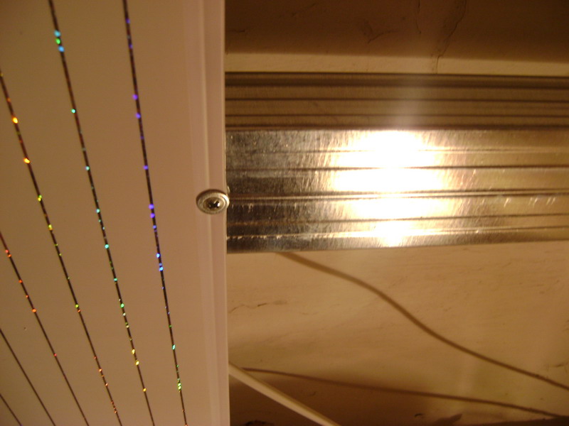 Сборка паз в паз мдф панелей. Крепление пластиковых панелей на потолок. Монтаж потолочных панелей. Металлокаркас под панели пвх. Кляймеры крепежный паз.