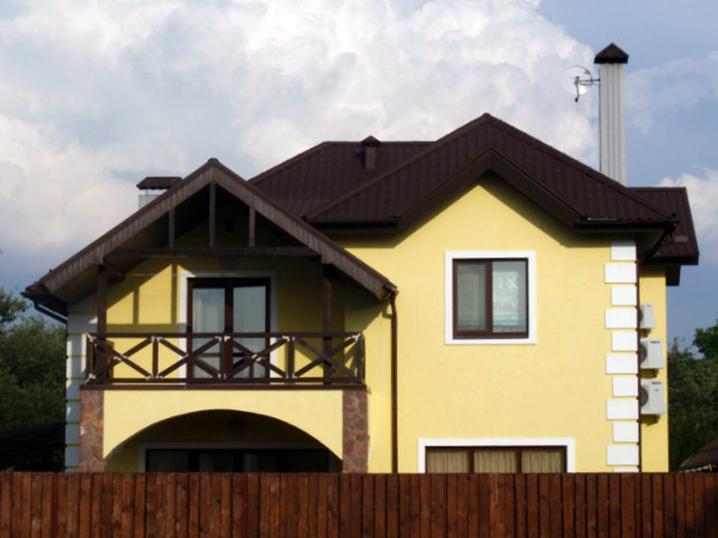 Варианты покраски дома снаружи с коричневой крышей фото