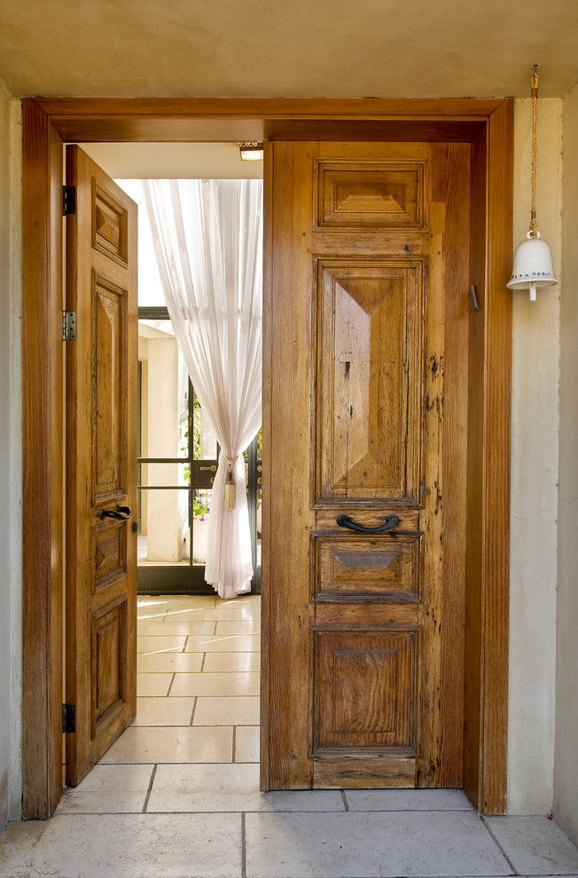 Искусственно состаренная деревянная дверь