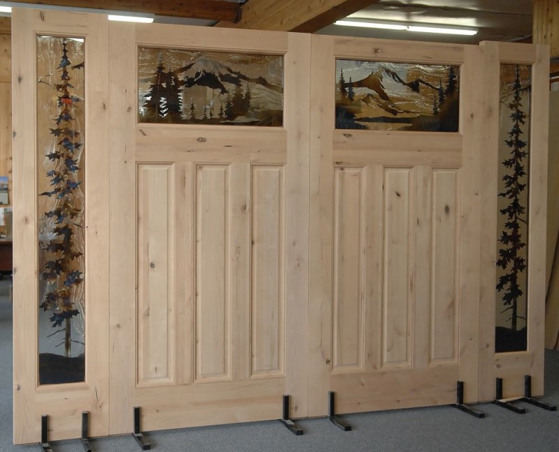 Деревянные двери с витражными вставками