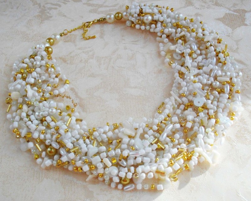 Фото 10: Бело-золотое ожерелье из бисера