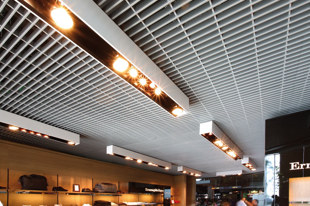 Потолок грильято с дизайнерскими светильниками