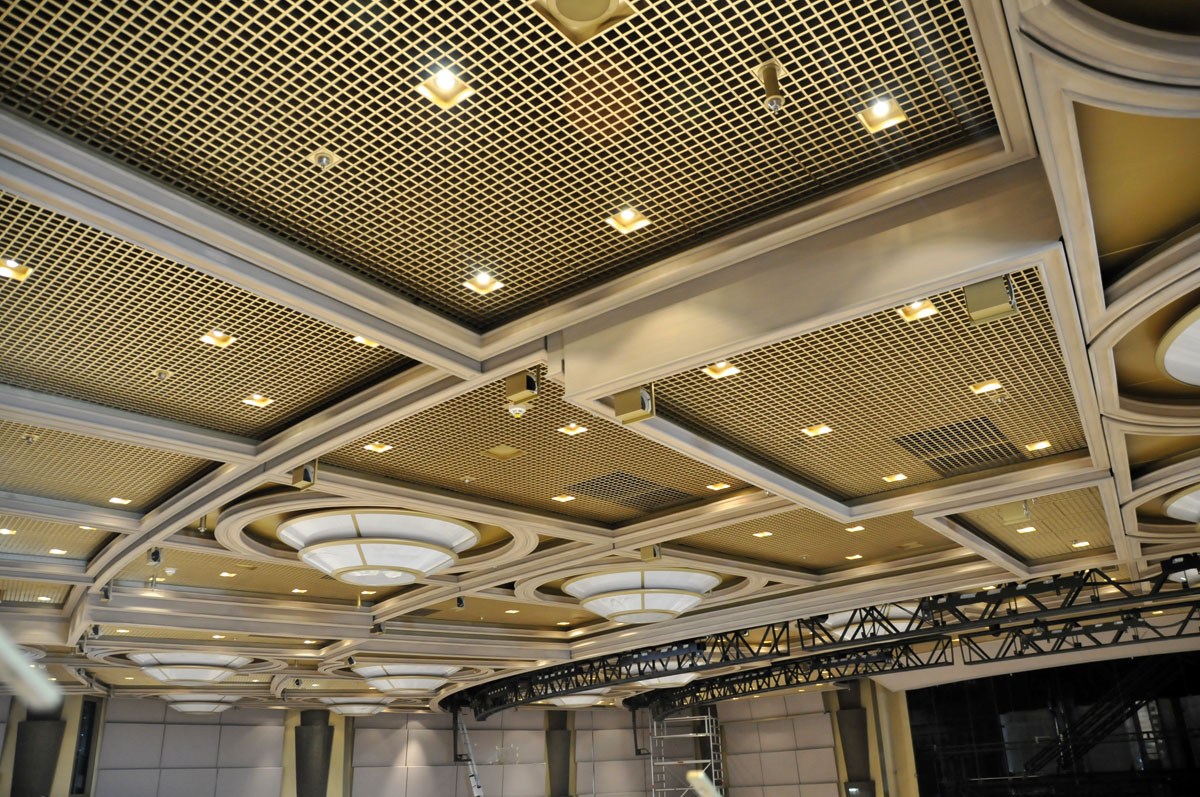 Дизайн золотистого потолка грильято