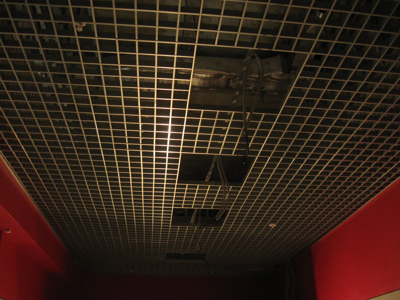 Места под светильники на потолке грильято