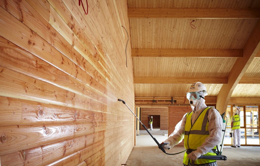 Обработка деревянного дома защитными составами