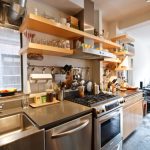 Фото 87: Открытые полки на кухне