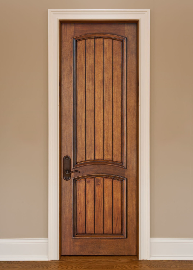 Деревянная дверь в деревенском стиле