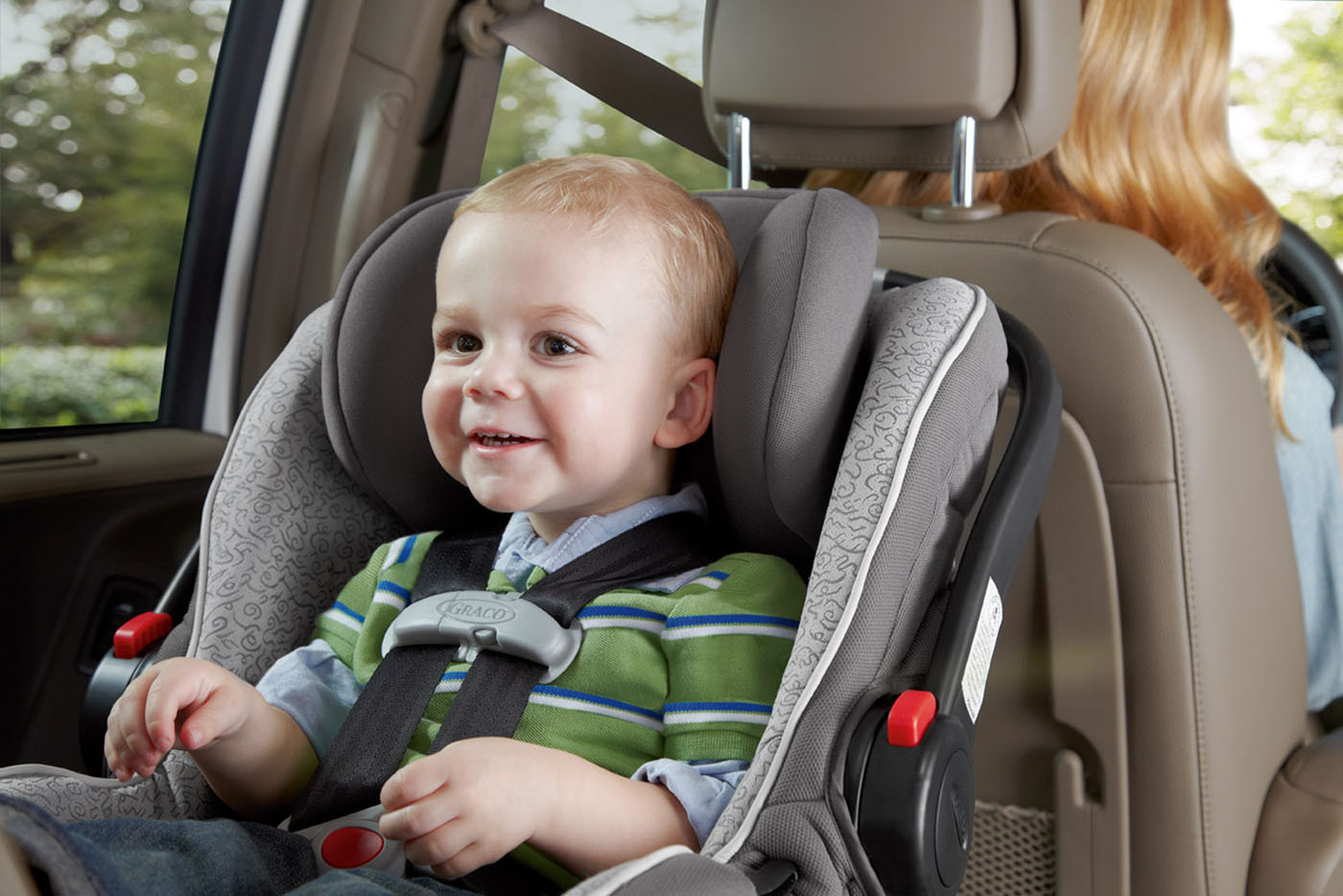 Каким детям нужно кресло в машине. Детское кресло. Ребенок в автокресле. Детское кресло безопасности. Кресло для детей в машину.