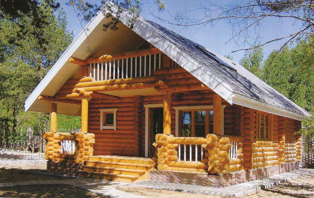 Небольшой деревянный дом с балконом