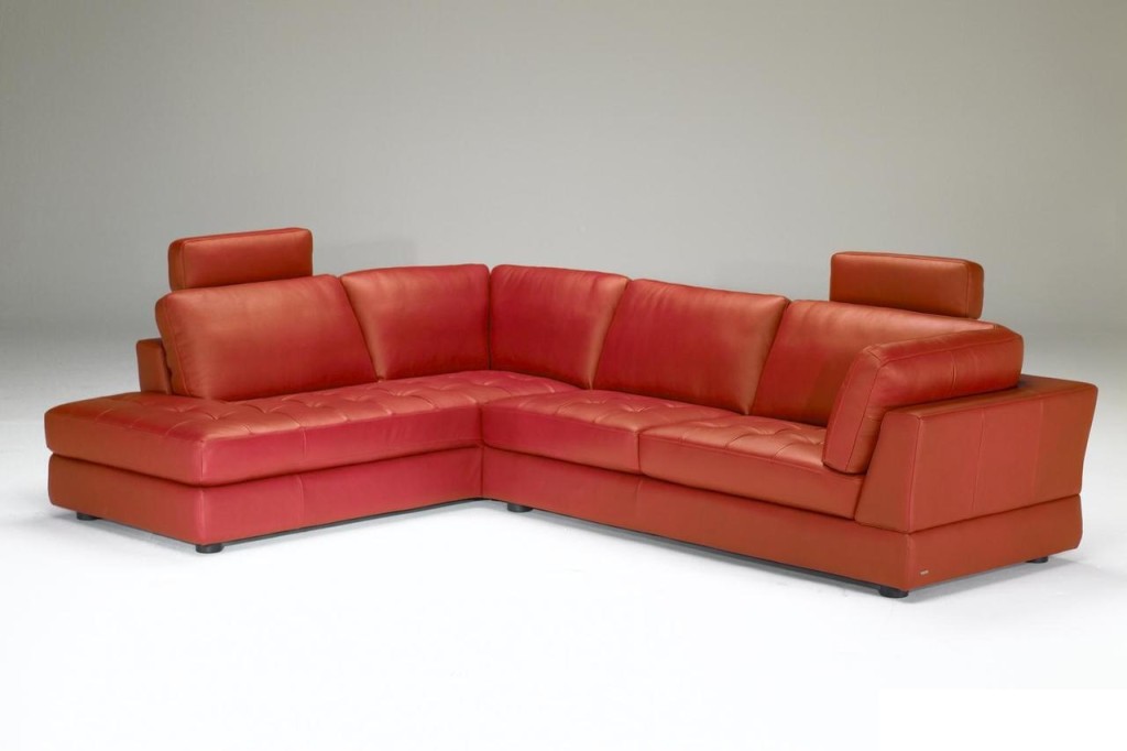Красный диван из кожи