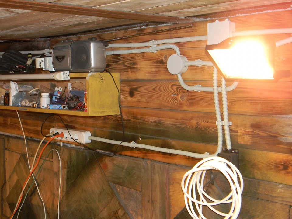 Открытая электропроводка в гараже