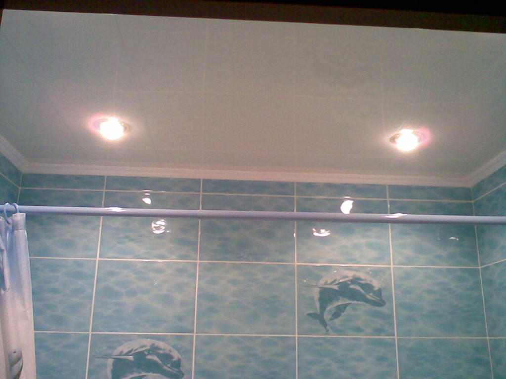 Потолок из панелей ПВХ в ванной