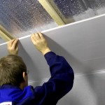 Фото 25: Процесс установки в ванной пластикового потолка