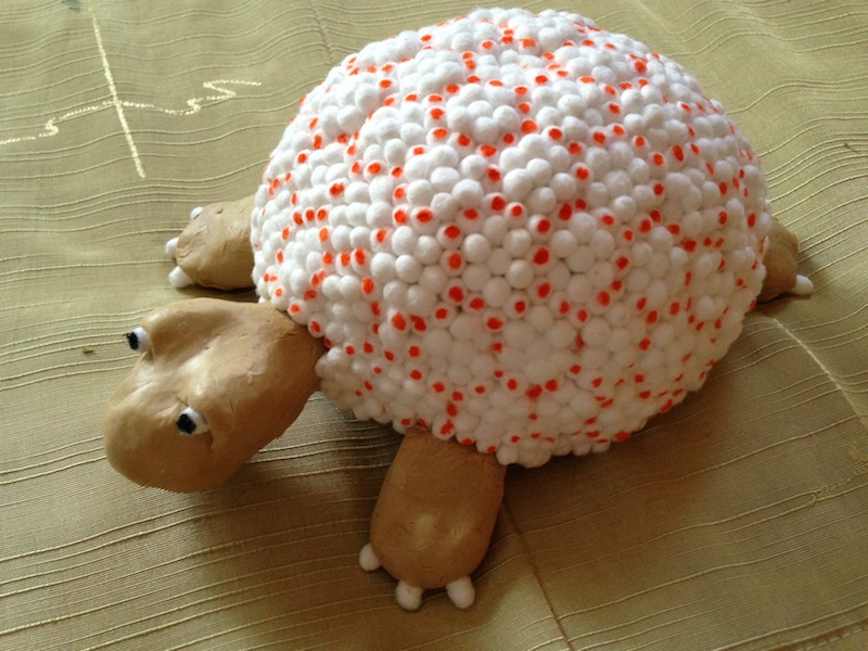 Черепаха из ватных палочек и пластилина