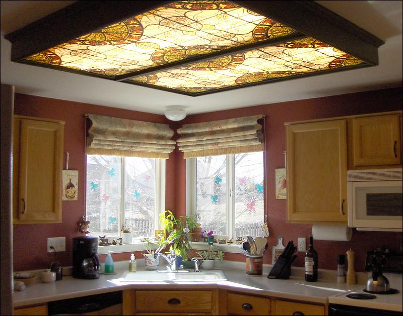 Фото 10: Флуорисцентное освещение кухни с рисунком