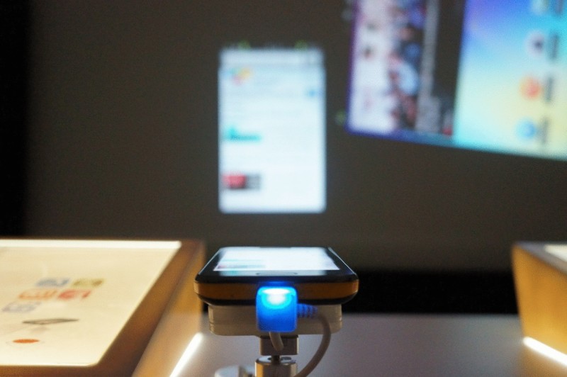Фото 23: Сенсорный проектор для смартфонов