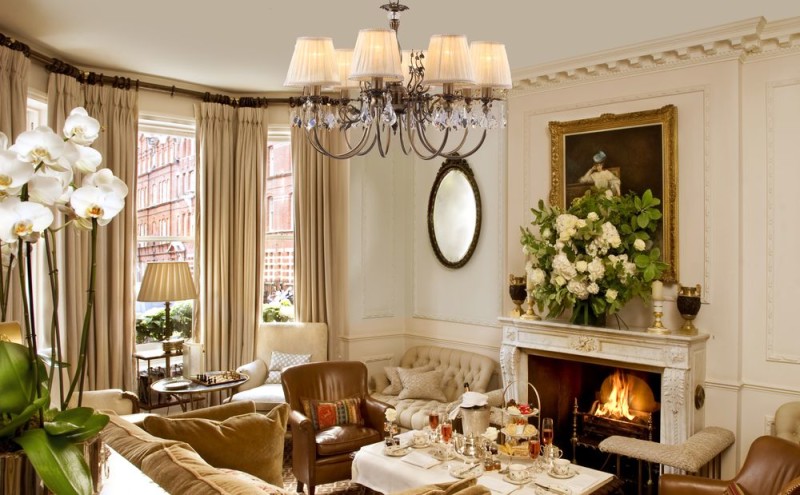 Современная гостиная в светлых тонах с элементами  классического стиля
