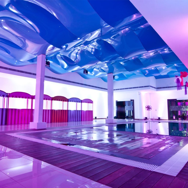 Фото 31: Натяжной волнообразный потолок для бассейна