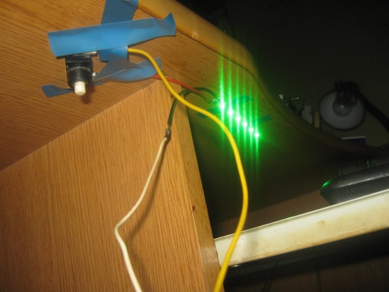 Крепление выключателя для подсветки на стол