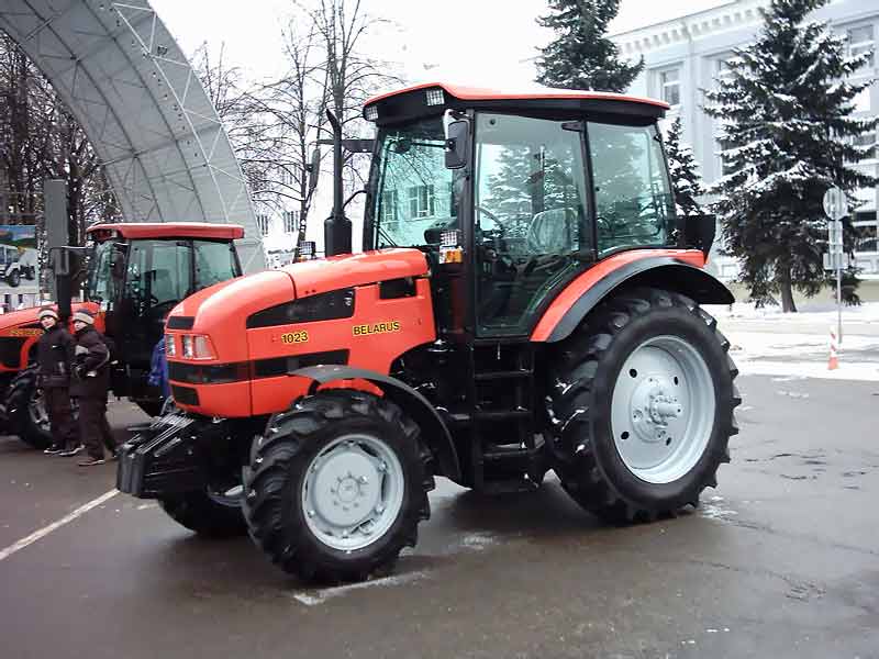 Современный трактор Беларус