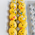 Фото 44: Украшение яиц в виде смайликов