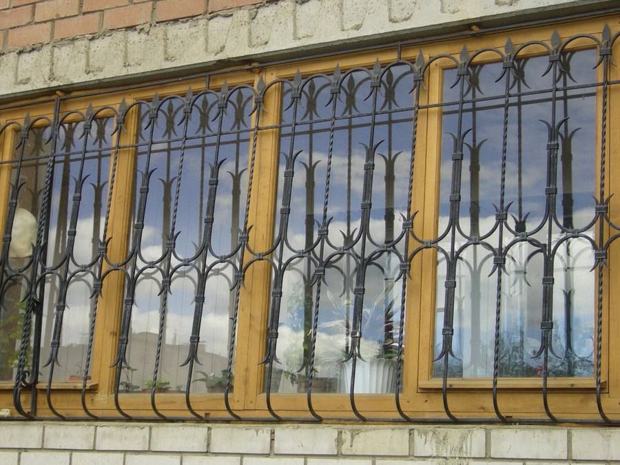 Vidy metallicheskih reshetok na okna s foto (7)
