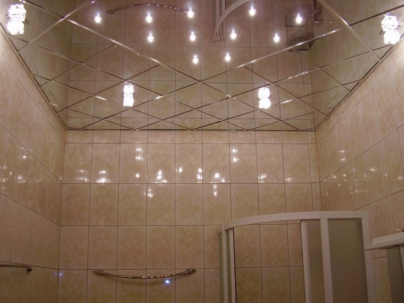 Потолок в ванной зеркальный